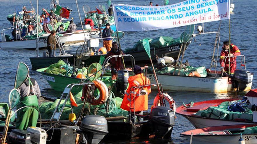 Pescadores del Miño, en una manifestación a favor de mantener la pesca de la angula en el río.  // J. Lores