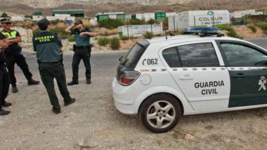 La Policía Local de Orihuela, de guardia ayer ante el vertedero apoyada por la Guardia Civil.