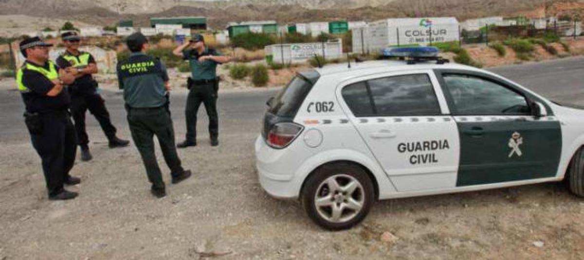 La Policía Local de Orihuela, de guardia ayer ante el vertedero apoyada por la Guardia Civil.