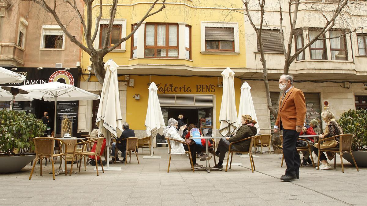 Archivo - Varias personas en la terraza de un bar en Palma.