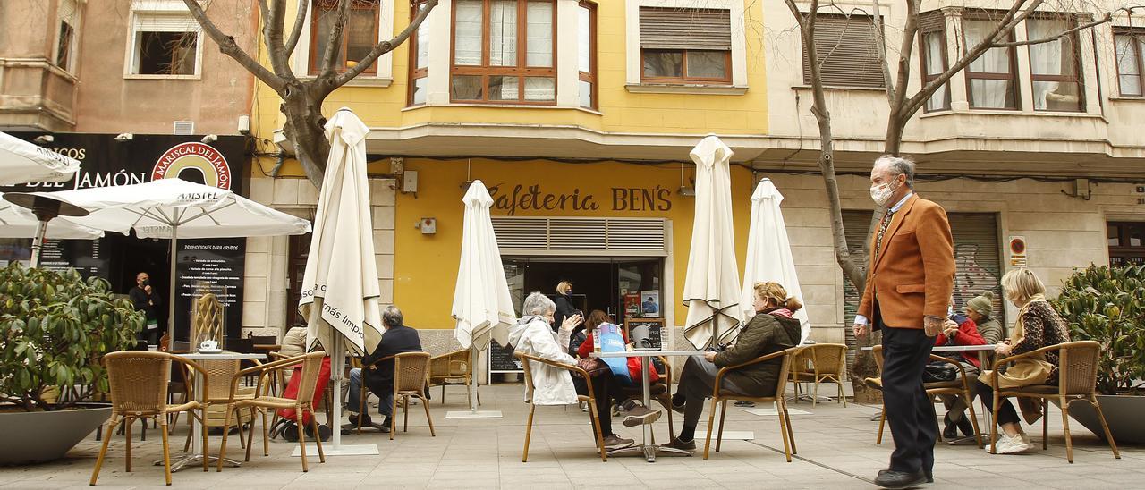 Varias personas en la terraza de un bar en Palma.