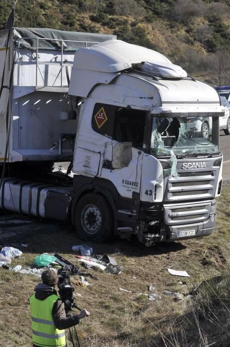 El vuelco de un camión obliga a cortar la carretera de Pajares