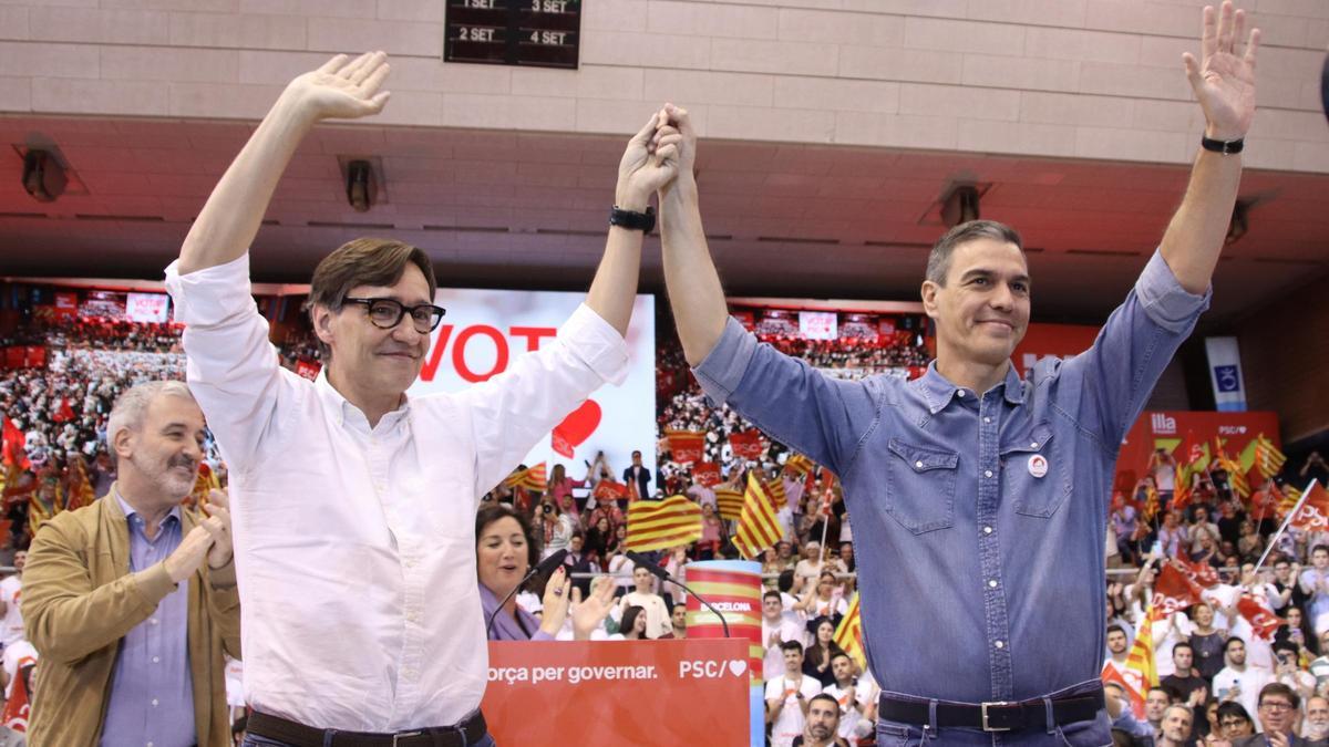 Pedro Sánchez y Salvador Illa, este viernes cerrando la campaña en el pabellón de la Vall d'Hebron