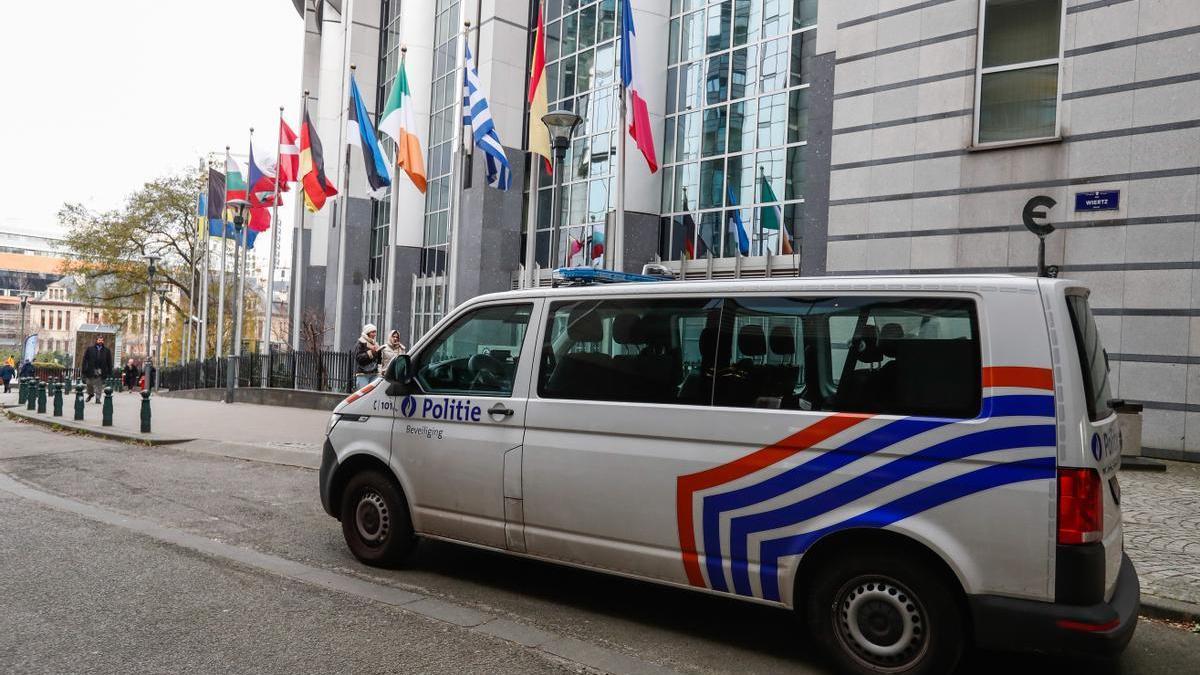 Un vehículo de la policía belga frente a la sede del Parlamento Europeo en Bruselas, este martes.