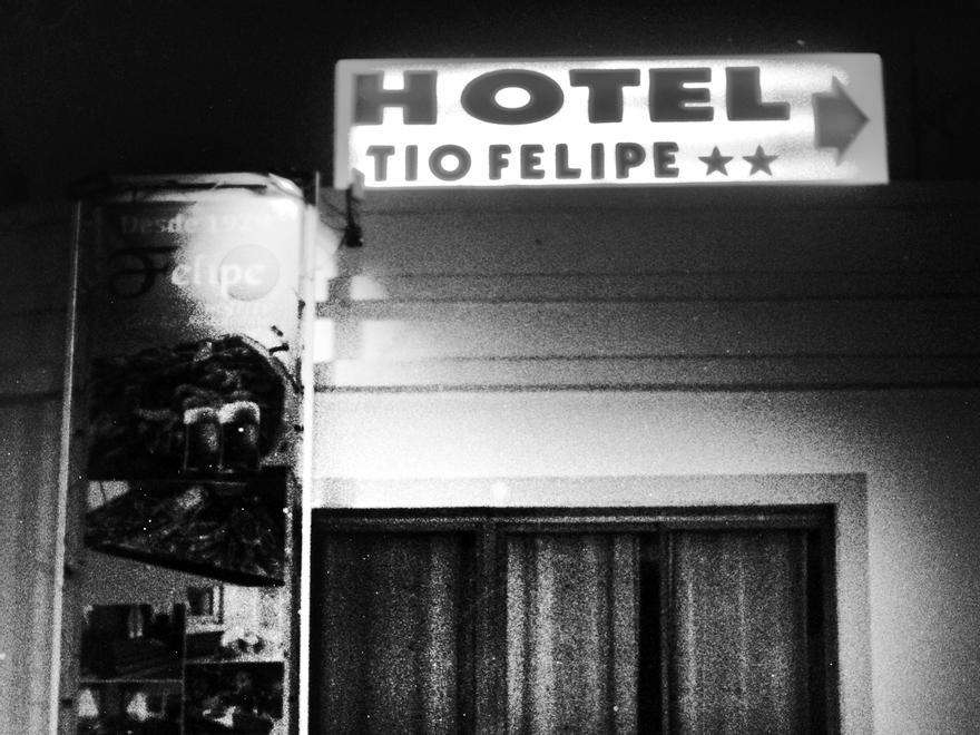 Fachada del hotel y del bar Felipe, en Carboneras (Almería).