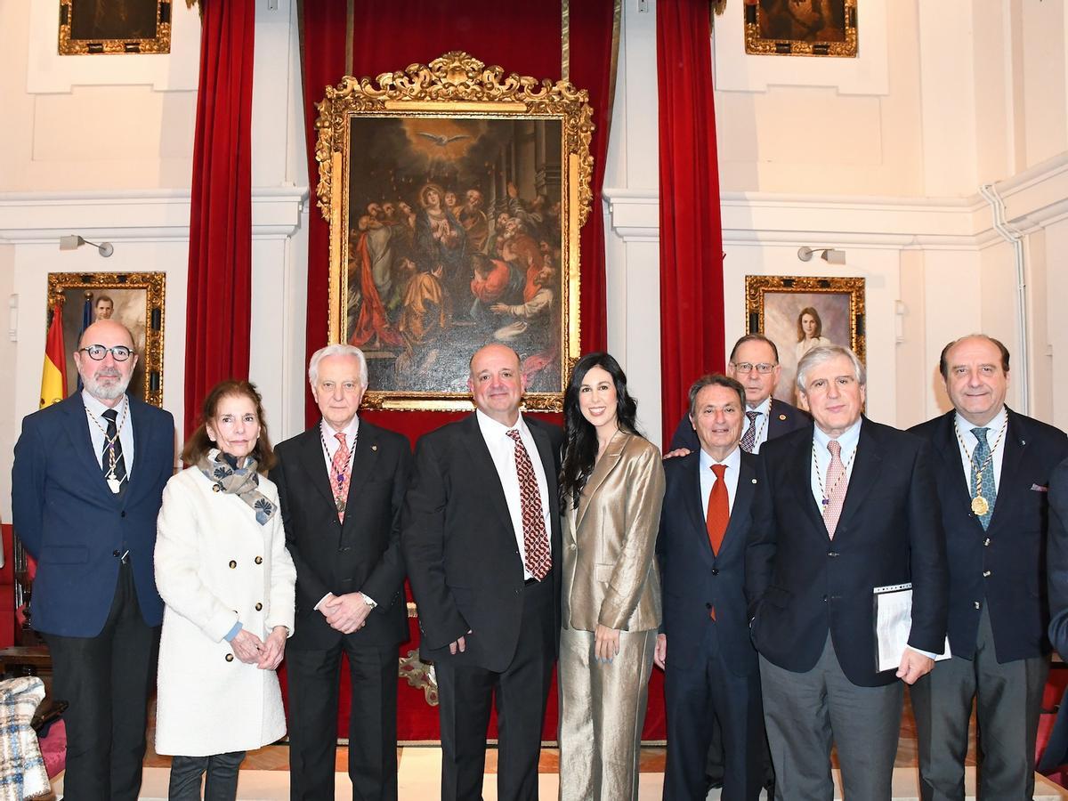 Rafael de Cabo Moreno, cuarto por la izquierda, junto a representantes de la Academia de Medicina y Cirugía de Sevilla.