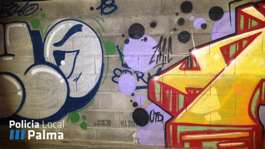 Grafiti pintado en un muro de la Penya Deportiva Arrabal en Can Valero de Palma.