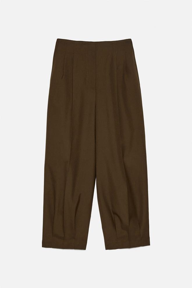 Pantalón ancho de pinzas en color marrón, de Zara