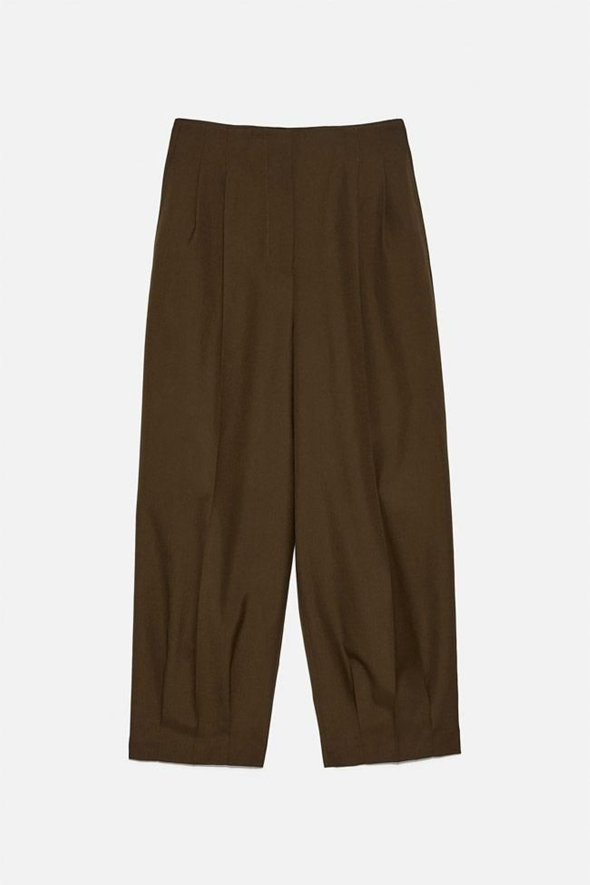 Pantalón ancho de pinzas en color marrón, de Zara