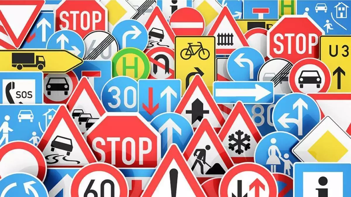 Adi車s a las se?ales de tr芍fico de toda la vida: una conductora pide a la DGT que actualice estas dos