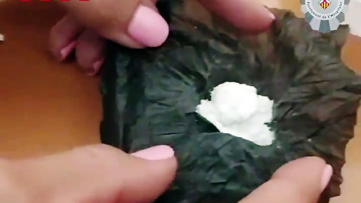 La Guardia Urbana  de L'H. desmantela   un punto de venta de cocaína en un piso y detiene por tráfico de droga al hombre que se dedicaba a la venta