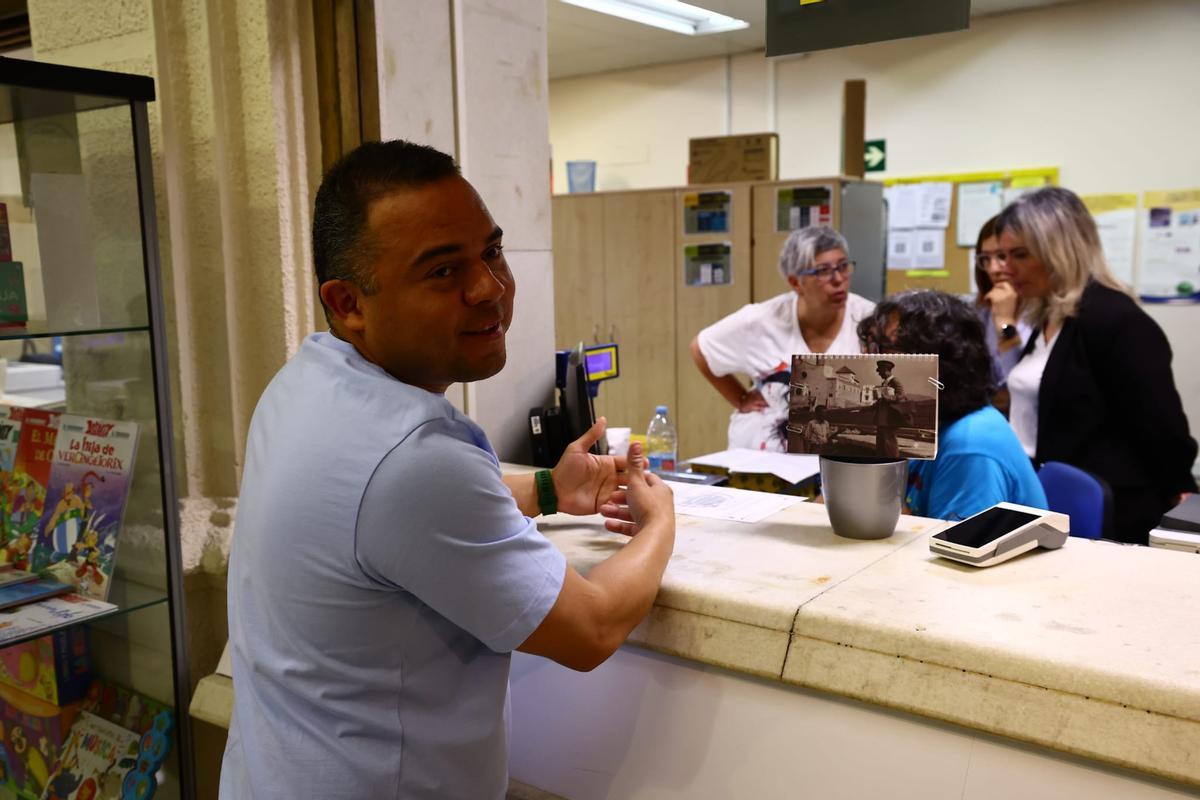 Humberto, esperando a que su solicitud se registrase correctamente en la oficina de Correos.