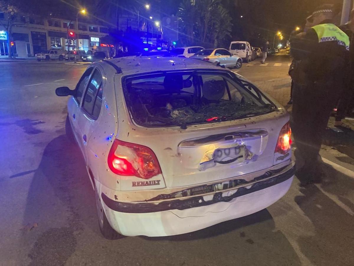 Un coche afectado por el incendio del puerto.