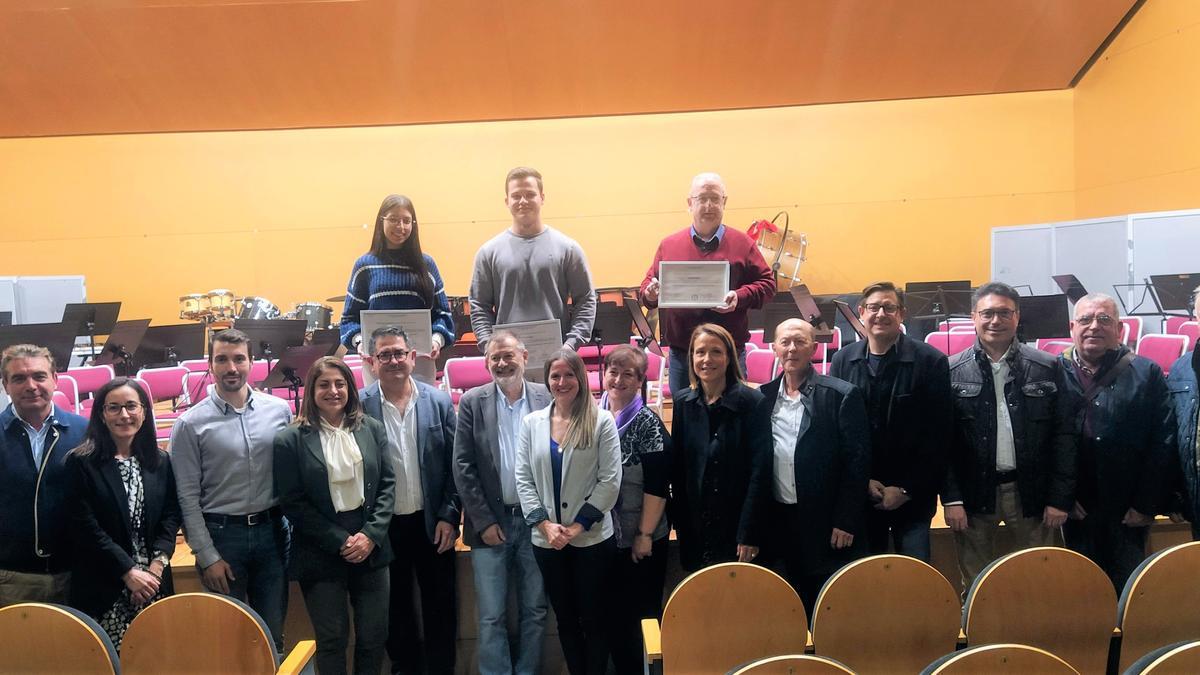 Autoridades, directores y alumnos premiados en el acto del 25 aniversario del Conservatorio de Oliva