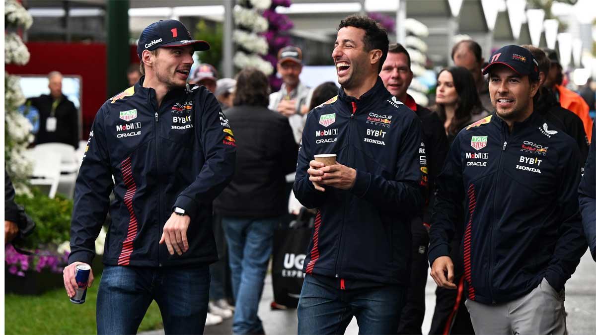 Ricciardo, en el paddock junto a Verstappen y Checo Pérez