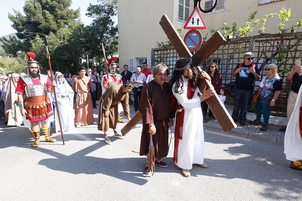 Centenares de personas asisten en el Puig de Missa a la recreación de la muerte de Jesucristo.