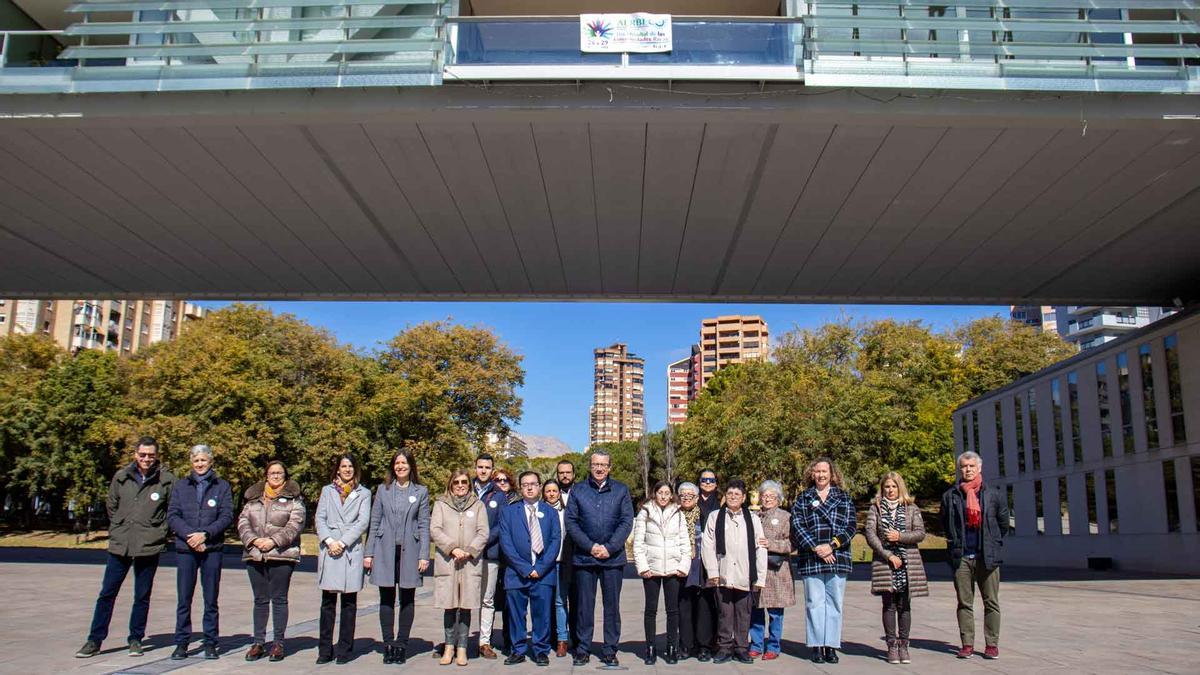 Otra imagen del acto conmemorativo, en el que también se ha colgado una pancarta del balcón principal del Consistorio.