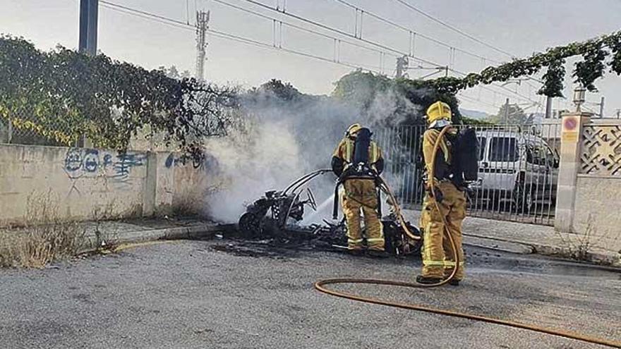 Un fuego destruye un minicoche en Marratxí