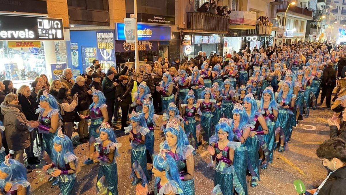 Milers d’espectadors segueixen la Rua de Carnestoltes de Blanes, l’acte central del XIII Carnaval Costa Brava Sud. Milers d’espectadors segueixen la Rua de Carnestoltes de Blanes, l’acte central del XIII Carnaval Costa Brava Sud.