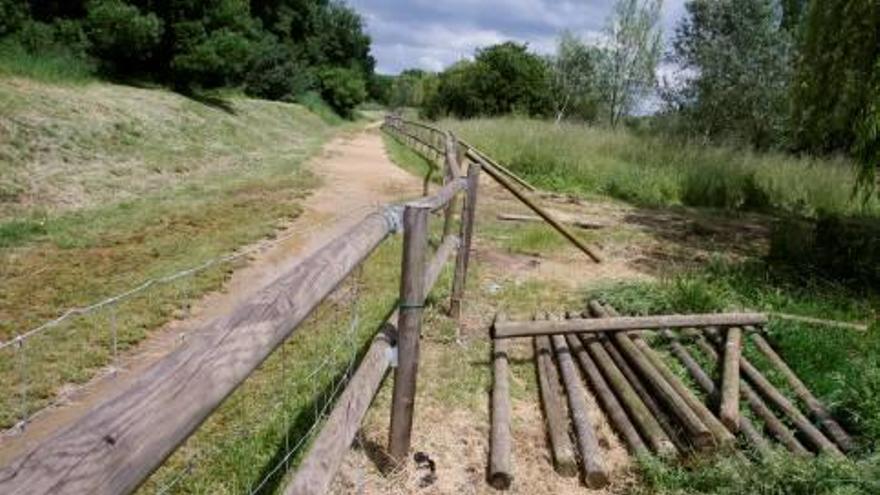 L&#039;espai de l&#039;estany, ja sense el pont de fusta.