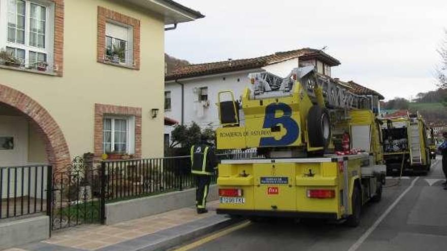 Los bomberos, en plena actuación.