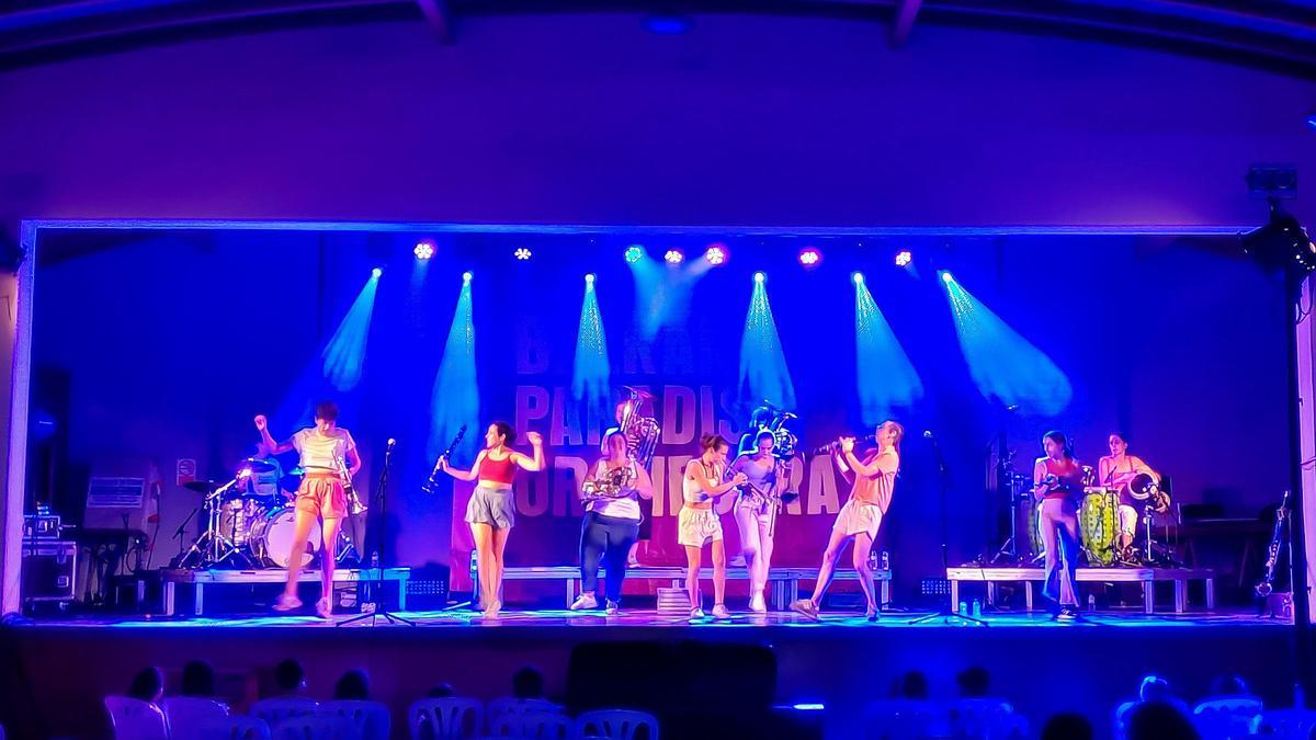 La Balkan Paradise Orchestra, durant la seva actuació a la Festa Major de Viladamat.