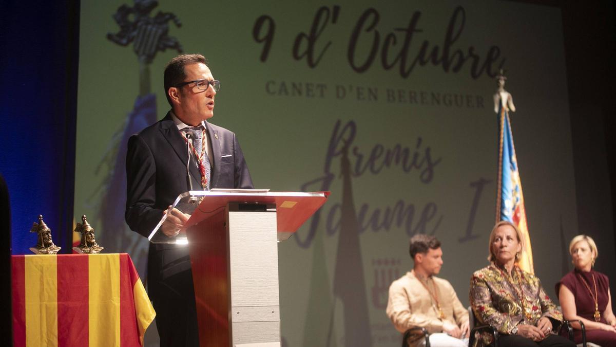El alcalde de Canet, Pere Antoni, durante el acto institucional del 9 d'Octubre.