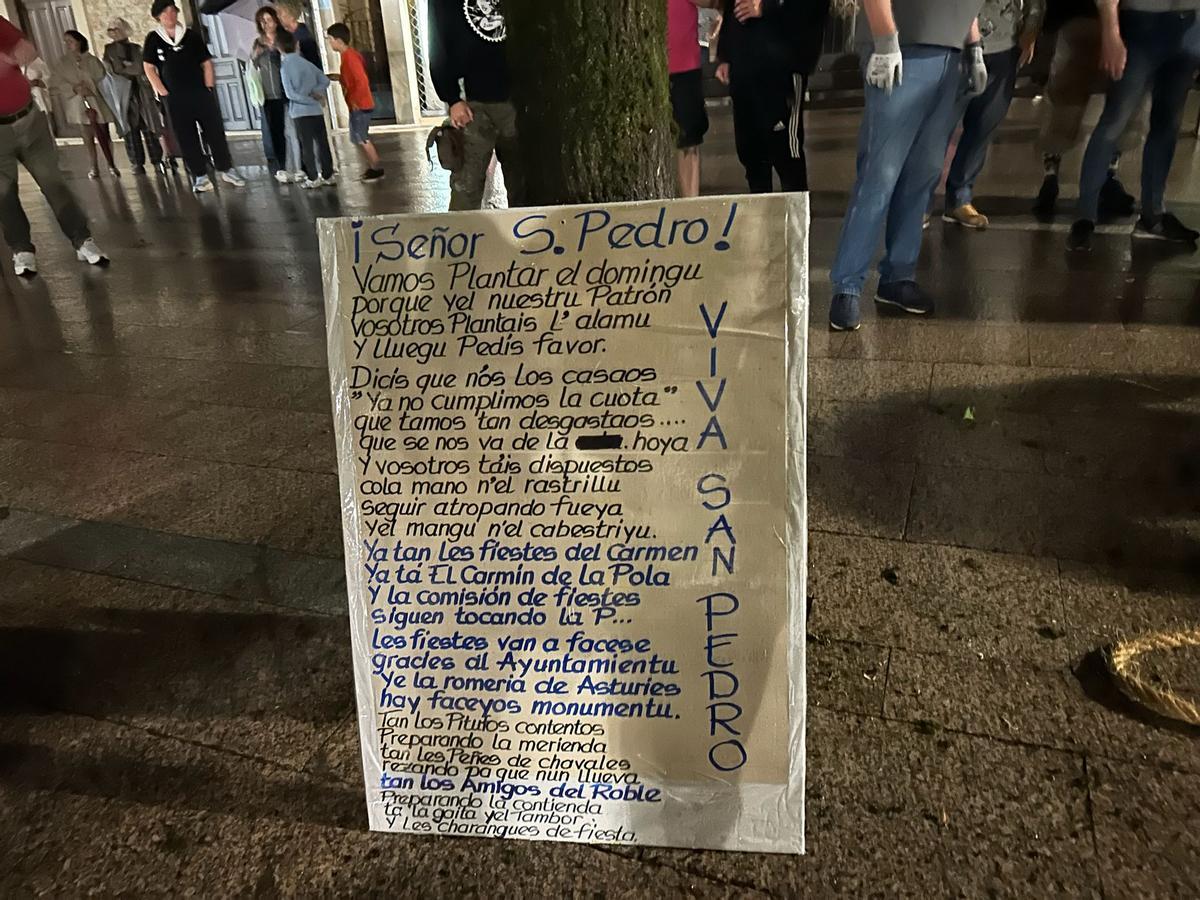 El mensaje de los "casaos" pegado al roble plantado en Pola de Siero.