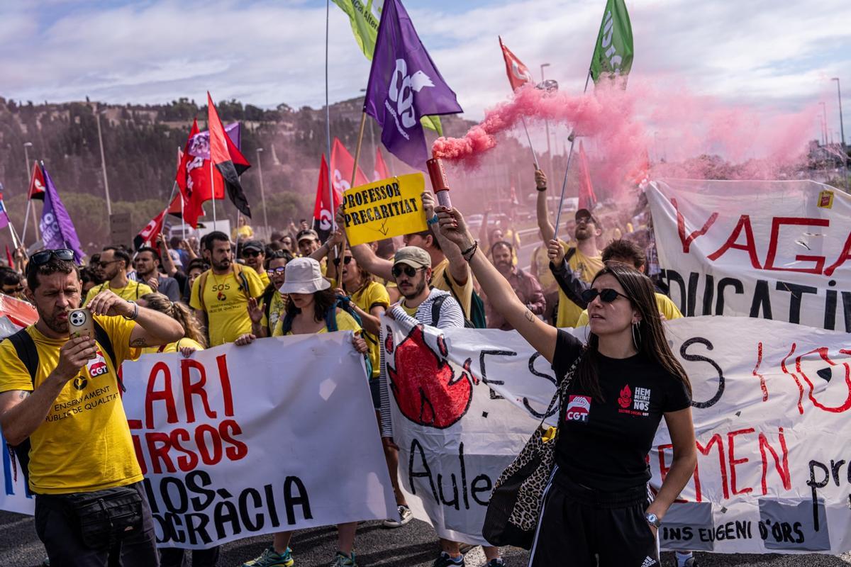 Los docentes bloquean la Ronda Litoral durante una jornada de protestas