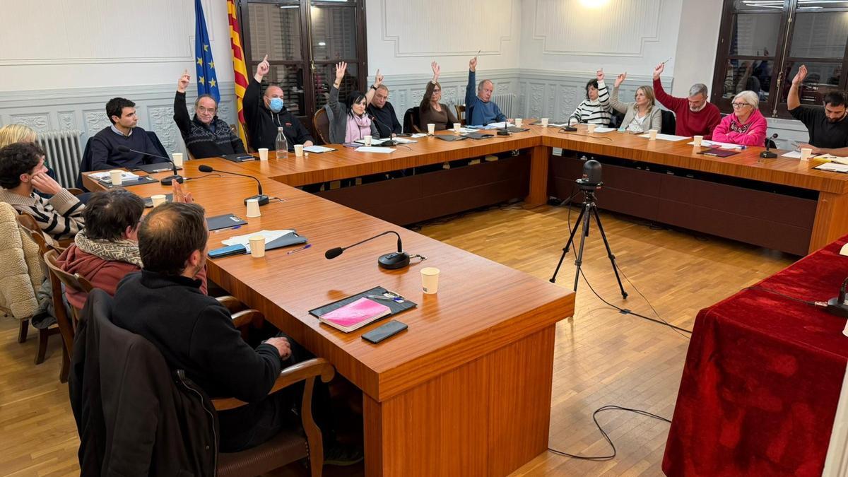 Una de les votacions del ple de Ripoll.
