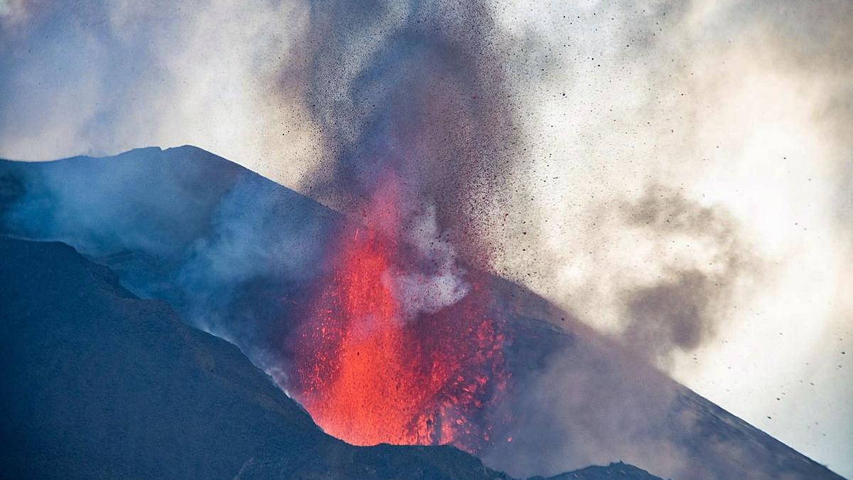 El volcà de La Palma continua expulsant lava. | EFE