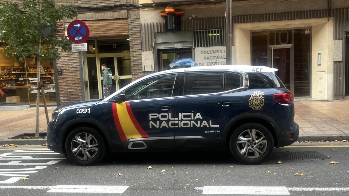 Vehículo de Policía Nacional estacionado en una calle de Zaragoza