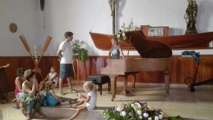 Ottavia María Maceratini, ayer durante el taller sobre piano que impartió a los niños de La Graciosa en la iglesia Virgen del Mar .