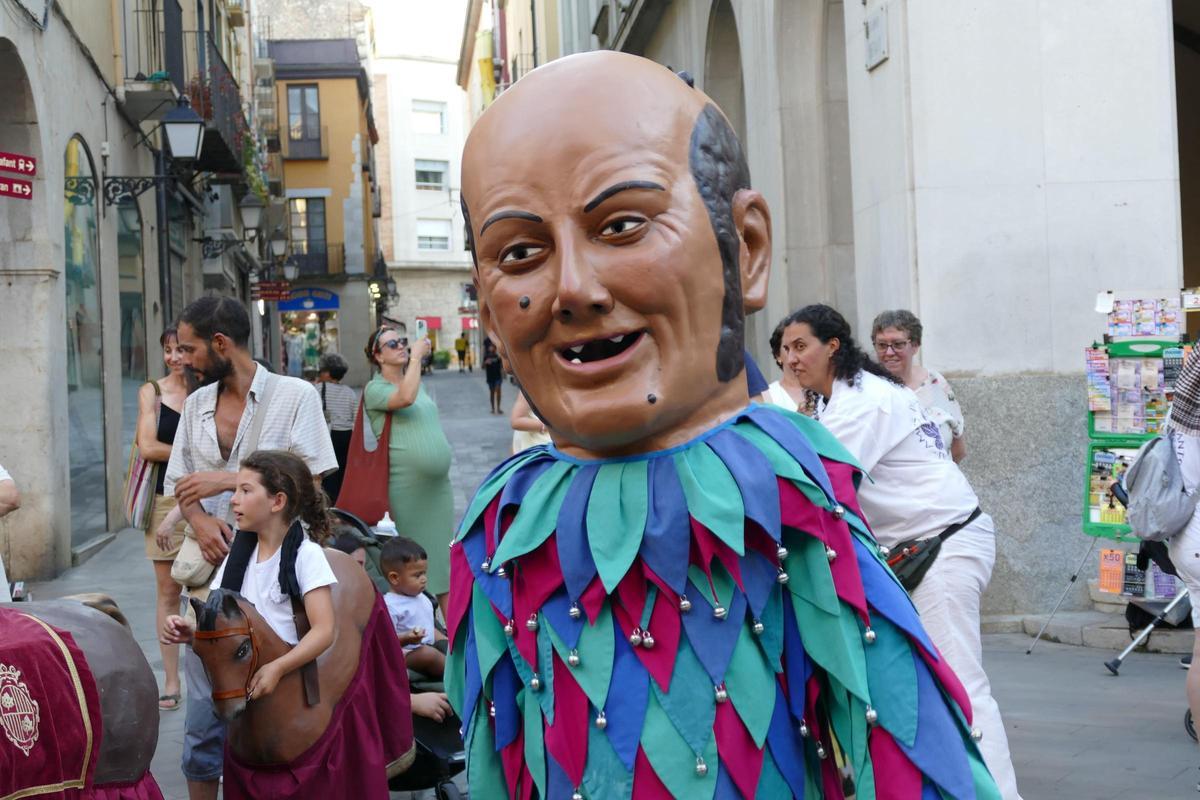 Els gegants de Figueres animen les Festes de Sant Pere amb el ball del seguici i una exposició