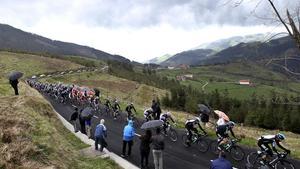 El pelotón transita por el alto de Elosúa en la Vuelta al País Vasco.