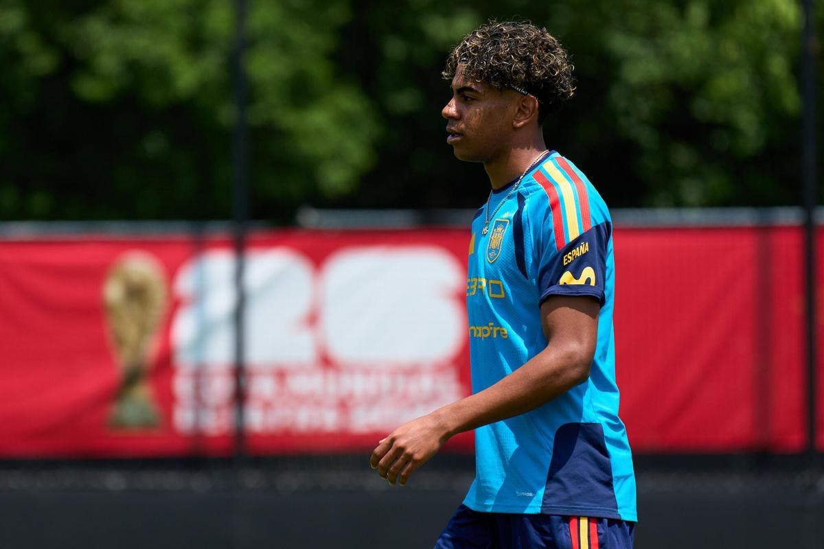 El delantero de la selección española Lamine Yamal participa en el entrenamiento de la selección española