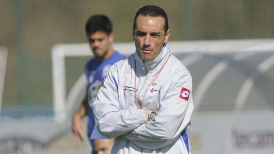 José Luis Oltra, durante un entrenamiento en Abegondo. / carlos pardellas