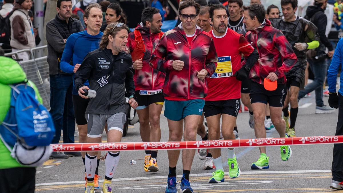 Salvador Illa antes del Maratón de Barcelona 2025 junto al concejal de deportes de Barcelona, David Escudé