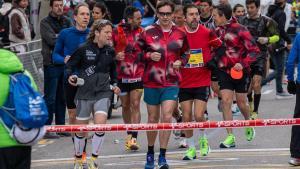 Salvador Illa antes del Maratón de Barcelona 2025 junto al concejal de deportes de Barcelona, David Escudé
