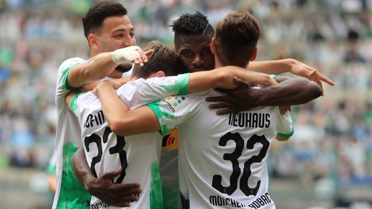 Embolo (centro) lideró la victoria del Gladbach sobre el Hertha Berlin