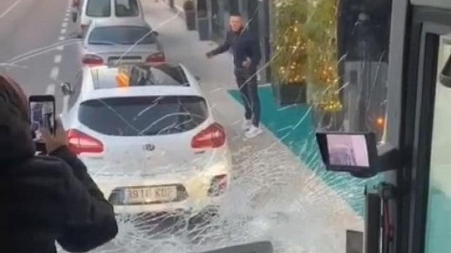 Identificado el hombre que atacó a palos un autobús en Boiro