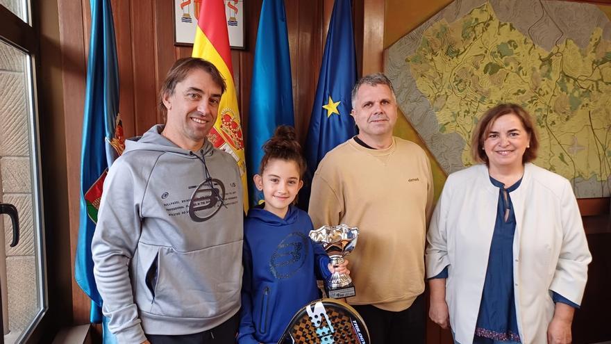 La reina infantil del pádel vive en Llanera: así es Valentina Fernández, futura número uno del ranking nacional