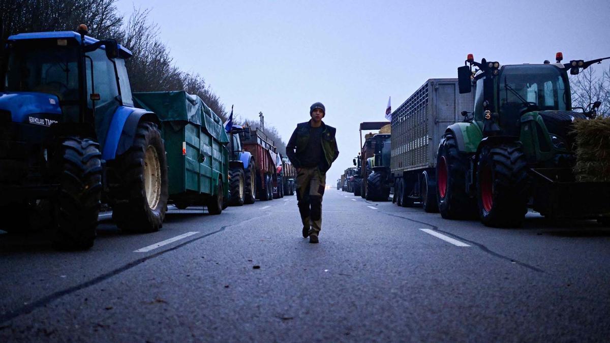 Agricultores franceses bloquean autopistas para protestar contra los aumentos de producción.