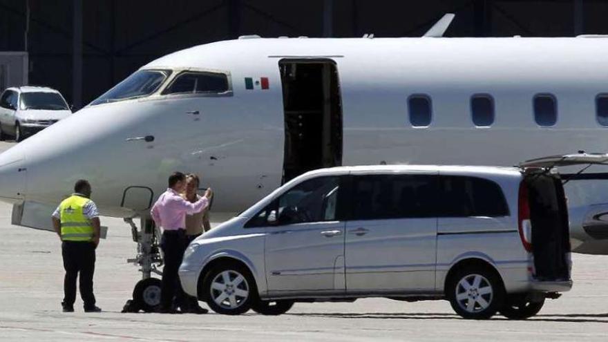 Olegario Vázquez -de camisa rosa-, hijo del magnate de Avión, aterrizó una hora antes que Slim.