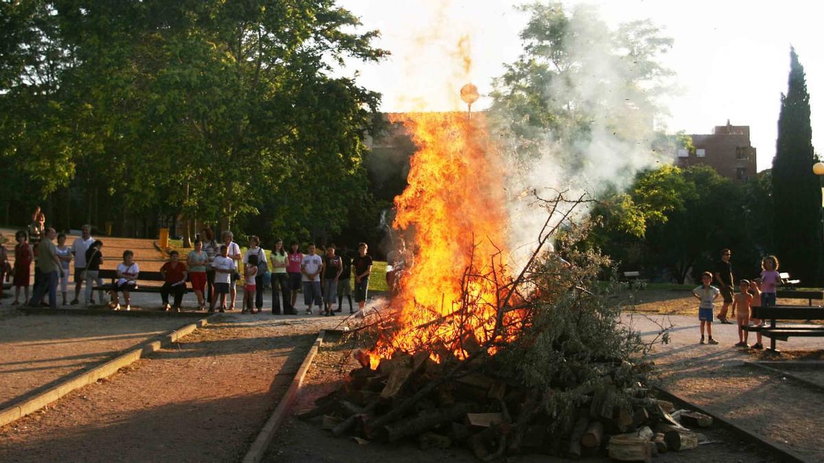 Celebración de las hogueras de San Juan en Torrero antes de 2019.