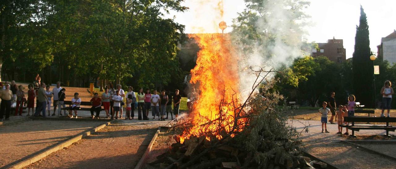 Celebración de las hogueras de San Juan en Torrero antes de 2019
