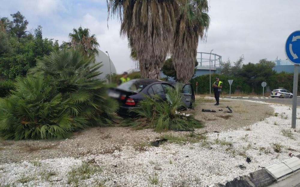 Un conductor sin carné se salta un control y se empotra contra una palmera en València