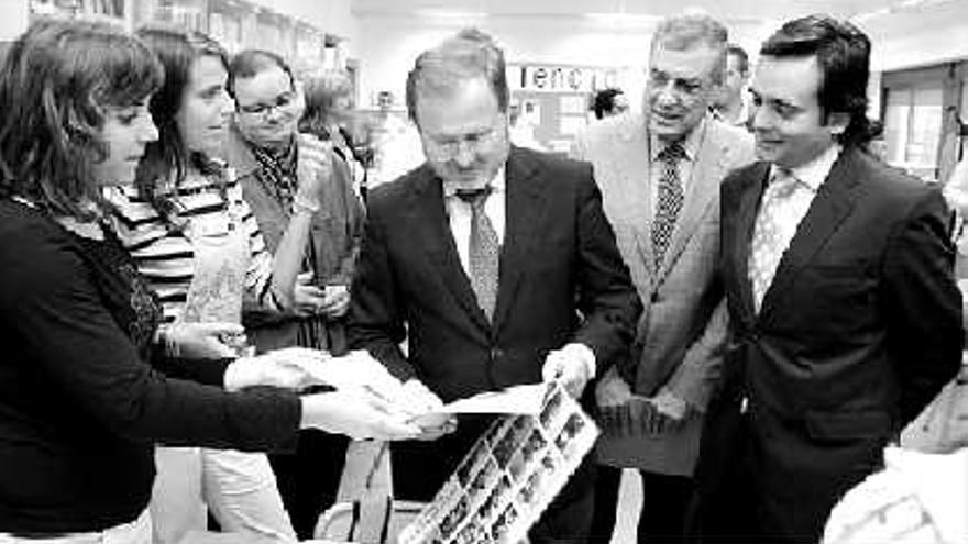 inauguración.

 El conseller Font de Mora recibe un álbum de su visita al centro para estrenar los paneles.