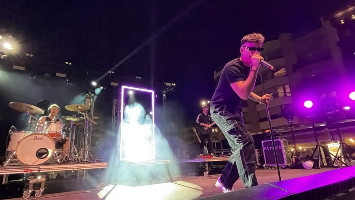 Un moment del concert d'Edu Esteve, cantant i compositor de Badalona que es va fer força conegut i popular per la seva intervenció al programa de TV3 'Eufòria'