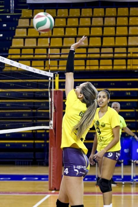 25-02-20 DEPORTES. CENTRO INSULAR DE LOS DEPORTES. LAS PALMAS DE GRAN CANARIA. Entrenamiento y foto de grupo del equipo femenino de volleyball IBSA 7 Palmas.    Fotos: Juan Castro.  | 25/02/2020 | Fotógrafo: Juan Carlos Castro